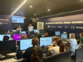 foto portada - noticia El aula móvil de la campaña ‘Applícate’ ofrece formación gratuita en competencias digitales a los vecinos de Librilla